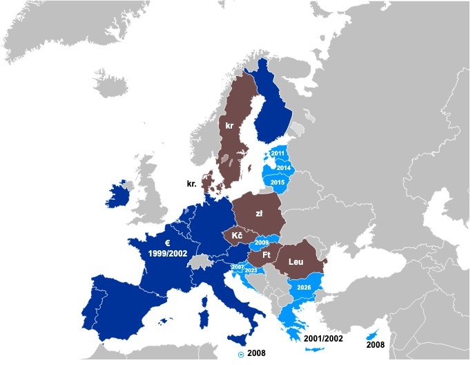 Strefa euro na tle Unii Europejskiej: państwa założycielskie strefy (ciemnoniebieski, euro od 1999/2002), państwa, które przyjęły euro później (jasnoniebieski, z rokiem wejścia), oraz członkowie UE przy własnej walucie (kolor ceglasty, z symbolem waluty — np. Polska: zł). Jednolity rynek obejmuje całą UE, strefa euro — tylko jej część. · źródło: Kolja21, Wikimedia Commons, CC BY-SA 3.0
