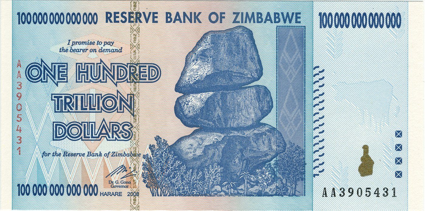 Banknot Zimbabwe o nominale 100 bilionów dolarów — datowany 2008, wprowadzony do obiegu w styczniu 2009 — ikona hiperinflacji, gdy pieniądz traci wszystkie trzy funkcje. W dniu emisji (styczeń 2009 r.) był wart ok. 30 dolarów amerykańskich; trzy miesiące później Zimbabwe przestało drukować własną walutę. · źródło: Reserve Bank of Zimbabwe, Wikimedia Commons, domena publiczna