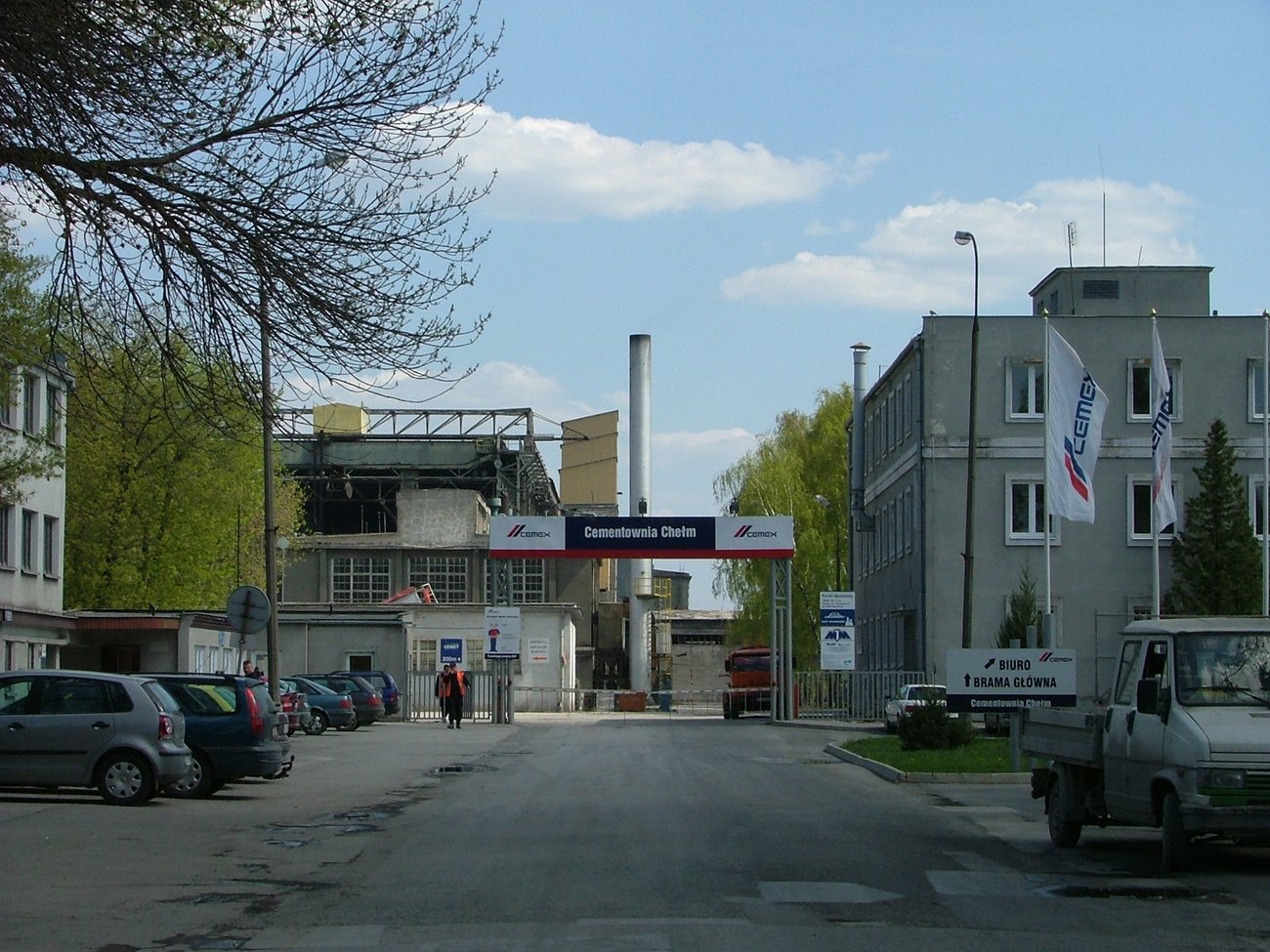 Cementownia (Chełm) — wytwarza cement portlandzki przez prażenie wapienia z gliną w piecu obrotowym. Po zmieszaniu z wodą cement hydratyzuje i wiąże kruszywo w beton. · źródło: Alina Zienowicz, Wikimedia Commons, CC BY-SA 3.0