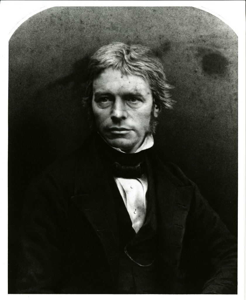 Michael Faraday (1791–1867) — sformułował ilościowe prawa elektrolizy: masa wydzielonej substancji jest proporcjonalna do ładunku, jaki przepłynął przez elektrolit. · źródło: Smithsonian Institution, Wikimedia Commons, domena publiczna