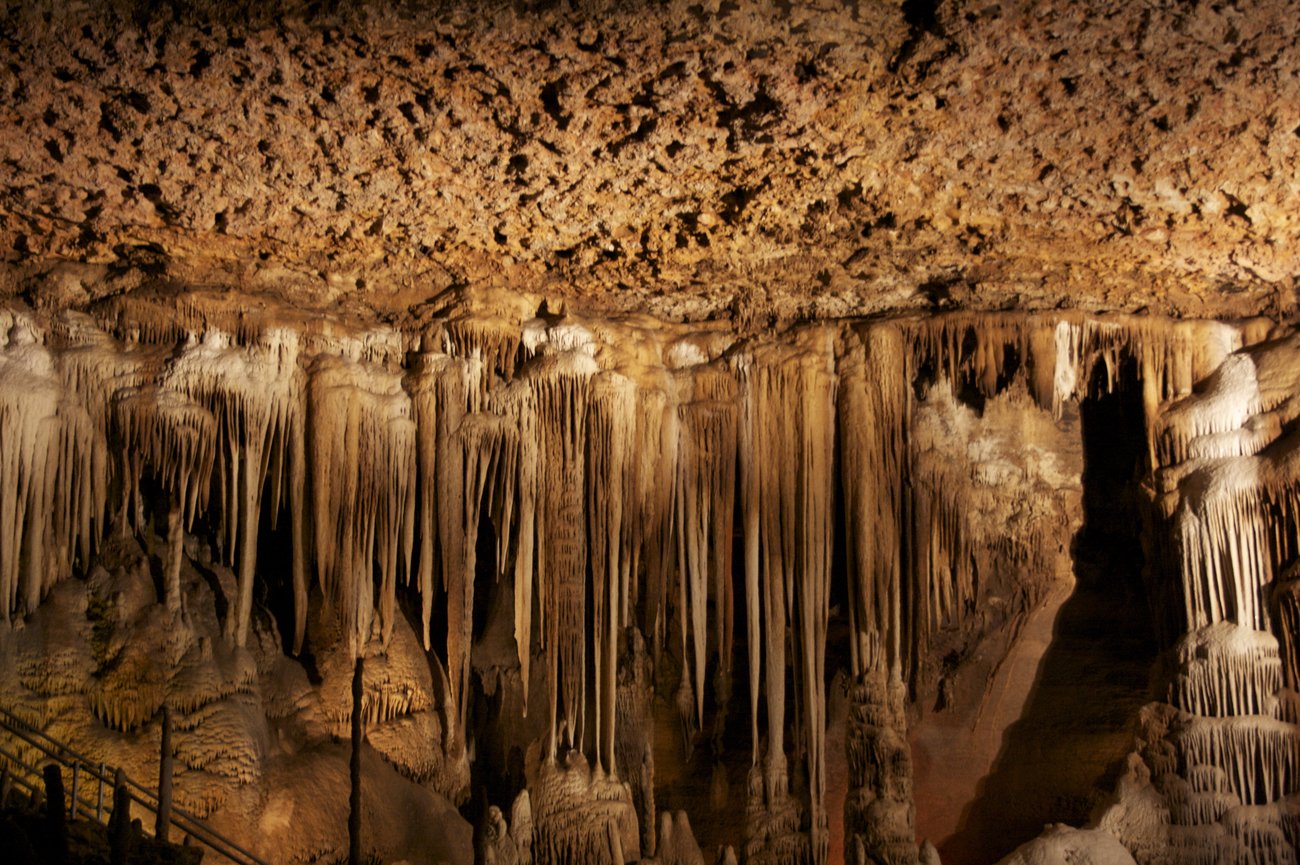 Stalaktyty i stalagmity w jaskini krasowej — efekt cyklu wapiennego: woda z CO₂ rozpuszcza CaCO₃, a gdy CO₂ ucieka, węglan wapnia wytrąca się z powrotem, narastając przez tysiąclecia. · źródło: Chriseast18, Wikimedia Commons, CC BY-SA 3.0