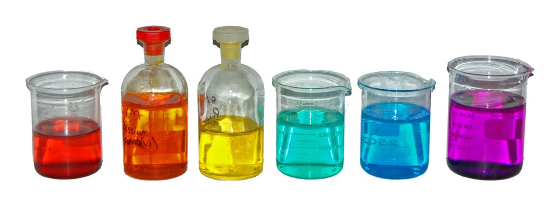 Barwne roztwory jonów metali przejściowych: Co²⁺ (różowy), dichromian (pomarańczowy), chromian (żółty), Ni²⁺ (zielony), Cu²⁺ (niebieski), MnO₄⁻ (fioletowy). Barwa to znak rozpoznawczy kompleksów metali d-elektronowych. · źródło: Ben Mills, Wikimedia Commons, domena publiczna