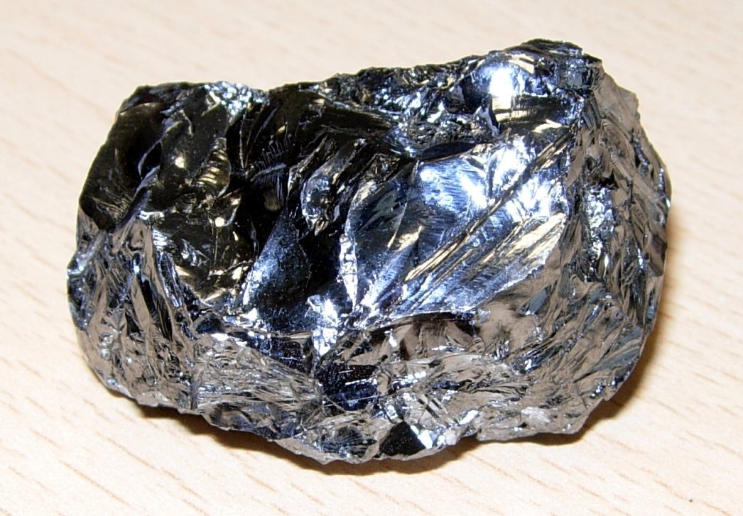Krzem — metaloid o metalicznym połysku, sieciowy kryształ atomowy (struktura jak diament). Ultraczysty krzem to podstawa elektroniki: tranzystorów i procesorów. · źródło: Enricoros, Wikimedia Commons, domena publiczna