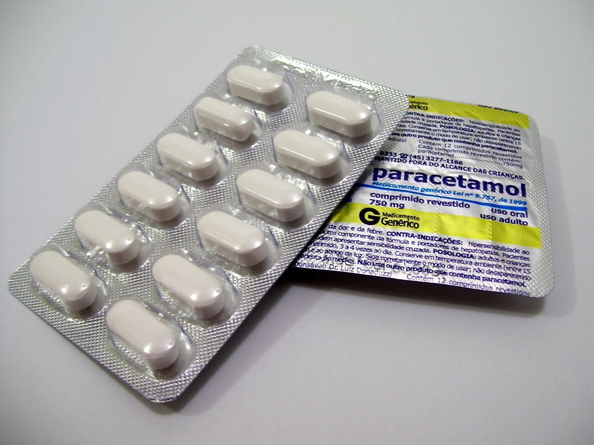 Tabletki w blistrze — typowa postać leku. Substancja czynna (tu paracetamol, 750 mg w jednej tabletce) jest połączona z substancjami pomocniczymi i odmierzona w precyzyjnej dawce; blister chroni ją przed wilgocią i światłem. Opakowanie brazylijskie, stąd opis po portugalsku — „comprimido revestido” znaczy „tabletka powlekana”. · źródło: Mateus Hidalgo, Wikimedia Commons, CC BY-SA 2.5
