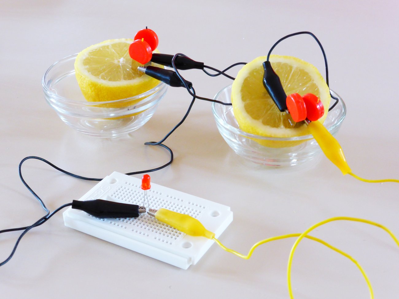 Ogniwo z cytryny: dwie różne elektrody (cynk i miedź) wbite w cytrynę tworzą proste ogniwo galwaniczne — kwas w soku pełni rolę elektrolitu, a samorzutna reakcja redoks wytwarza napięcie. · źródło: ChristianSW, Wikimedia Commons, CC BY 3.0