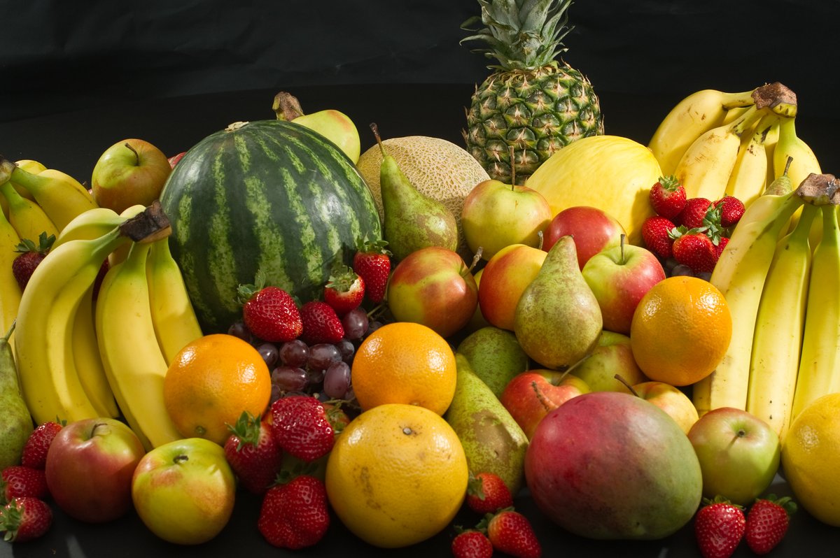 Zapachy wielu owoców — jabłka, banana, ananasa — pochodzą od lotnych estrów. Dlatego estry stosuje się jako aromaty spożywcze i perfumeryjne. · źródło: Bill Ebbesen, Wikimedia Commons, CC BY 3.0
