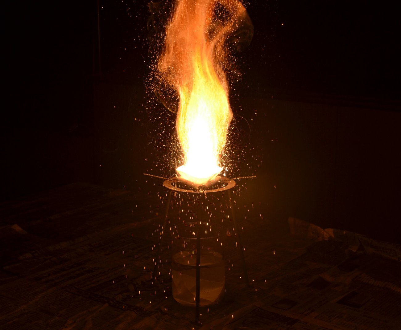 Reakcja termitowa: proszek glinu redukuje tlenek żelaza(III), wydzielając ogromne ciepło (~2500 °C) i ciekłe żelazo. Wykorzystywana do spawania szyn kolejowych. · źródło: Kingfisher, Wikimedia Commons, CC BY-SA 3.0