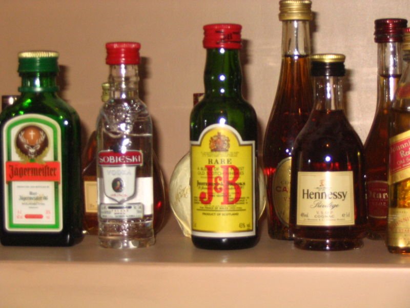Napoje alkoholowe. Alkohol to substancja psychoaktywna zmieniająca pracę układu nerwowego; jego regularne nadużywanie prowadzi do uzależnienia. · źródło: Or17, Wikimedia Commons, domena publiczna