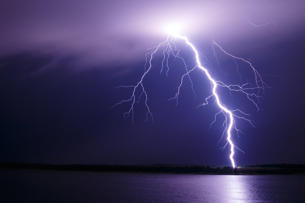 Wyładowanie atmosferyczne (piorun). IMGW wydaje ostrzeżenia meteorologiczne w trzystopniowej skali — im wyższy stopień, tym groźniejsze zjawisko. · źródło: Kevin Skow / NOAA, Wikimedia Commons, domena publiczna