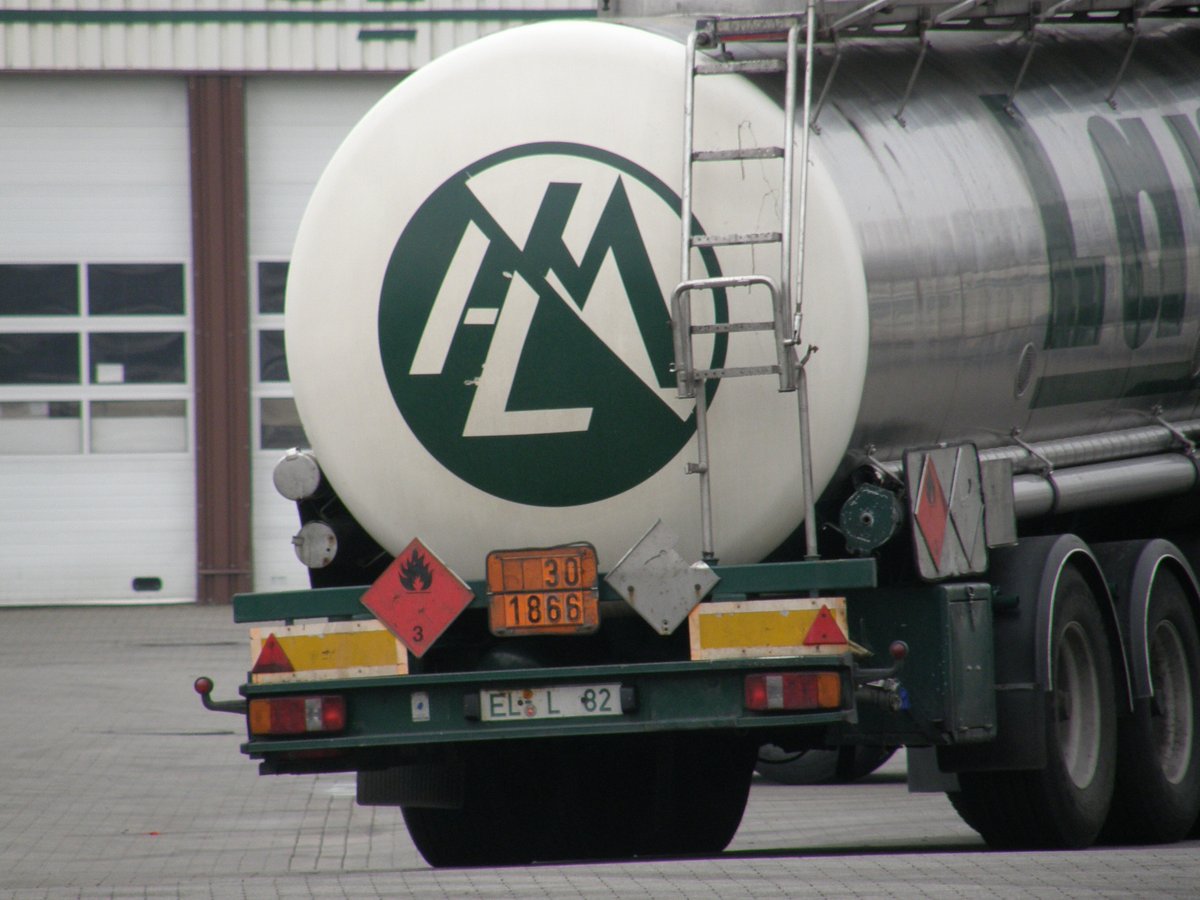 Autocysterna przewożąca substancję niebezpieczną, oznakowana pomarańczową tablicą ADR i nalepkami ostrzegawczymi. Toksyczne środki przemysłowe (TŚP) transportuje się pod ścisłym oznakowaniem. · źródło: Meppen, Wikimedia Commons, CC BY-SA 3.0