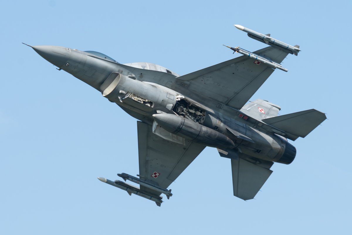 Samolot F-16 Polskich Sił Powietrznych podczas startu. Siły powietrzne odpowiadają za obronę przestrzeni powietrznej i wsparcie z powietrza. · źródło: Gerard van der Schaaf, Wikimedia Commons, CC BY 2.0