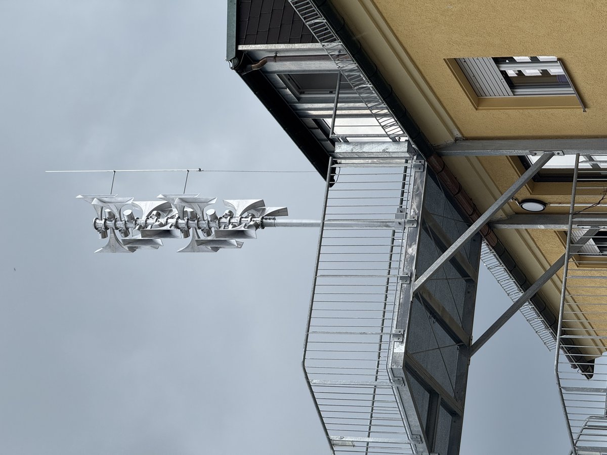 System syren alarmowych na maszcie. Ciągły (jednostajny) dźwięk trwający 3 minuty to ODWOŁANIE ALARMU — sygnał, że zagrożenie minęło. · źródło: RudolfSimon, Wikimedia Commons, CC BY-SA 4.0