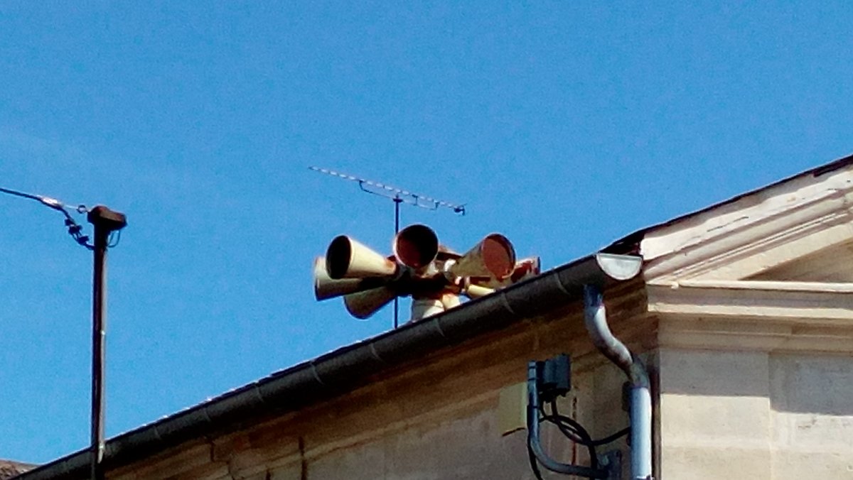 Syrena alarmowa systemu ostrzegania ludności na budynku. Modulowany (falujący) dźwięk syreny przez 3 minuty oznacza OGŁOSZENIE ALARMU — sygnał, by szukać schronienia i informacji. · źródło: Alexis Trinquet, Wikimedia Commons, CC0