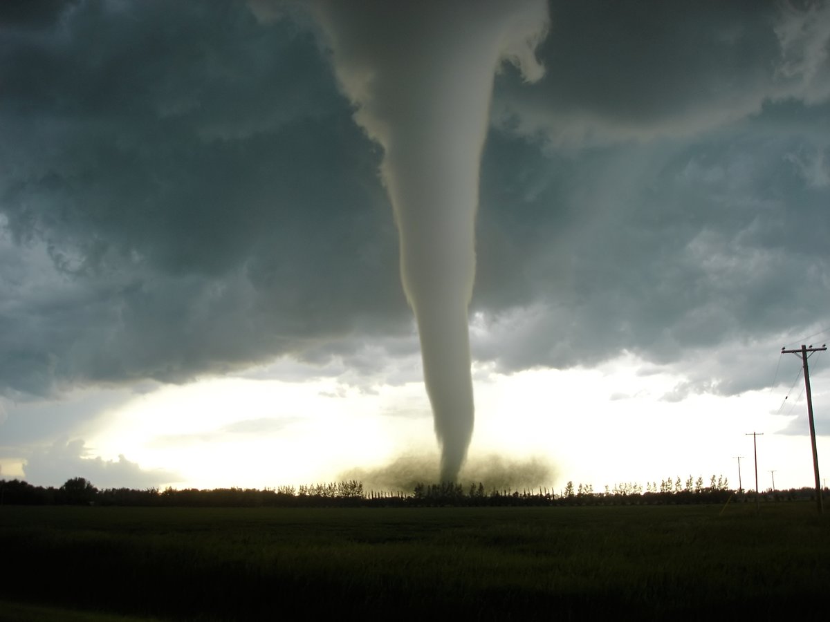 Trąba powietrzna (tornado) — gwałtownie wirujący lej powietrza. W Polsce zdarzają się trąby powietrzne i wichury powalające drzewa oraz zrywające dachy. · źródło: Justin Hobson, Wikimedia Commons, CC BY-SA 3.0