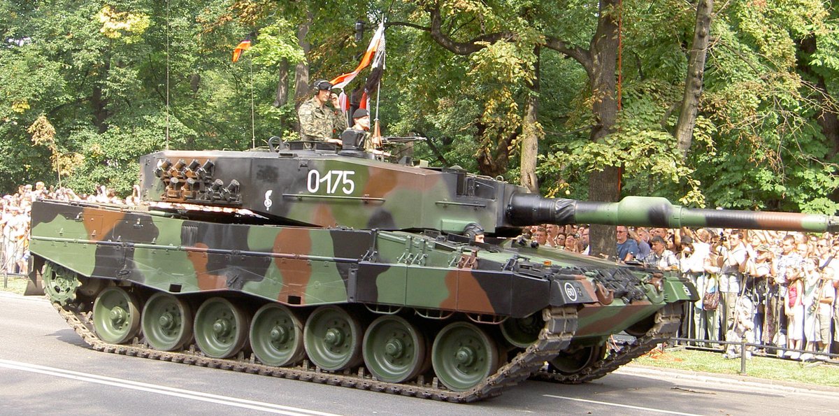 Czołg Leopard 2 Wojska Polskiego na defiladzie. Wojska lądowe to największy rodzaj Sił Zbrojnych RP — prowadzą działania na lądzie ciężkim sprzętem pancernym. · źródło: Raf24, Wikimedia Commons, CC BY-SA 3.0