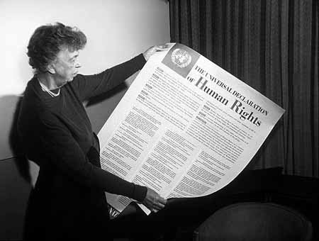 Eleanor Roosevelt z Powszechną Deklaracją Praw Człowieka (1949) — godność jako fundament praw człowieka · źródło: autor nieznany (FDR Library), Wikimedia Commons, domena publiczna