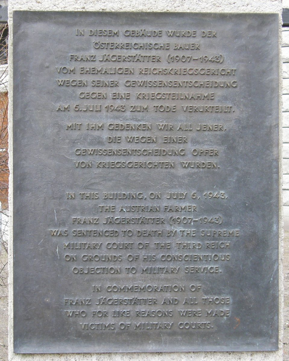 Tablica pamiątkowa Franza Jägerstättera w Berlinie — austriacki chłop stracony w 1943 r. za odmowę służby wbrew sumieniu · źródło: Axel Mauruszat, Wikimedia Commons, CC BY 3.0