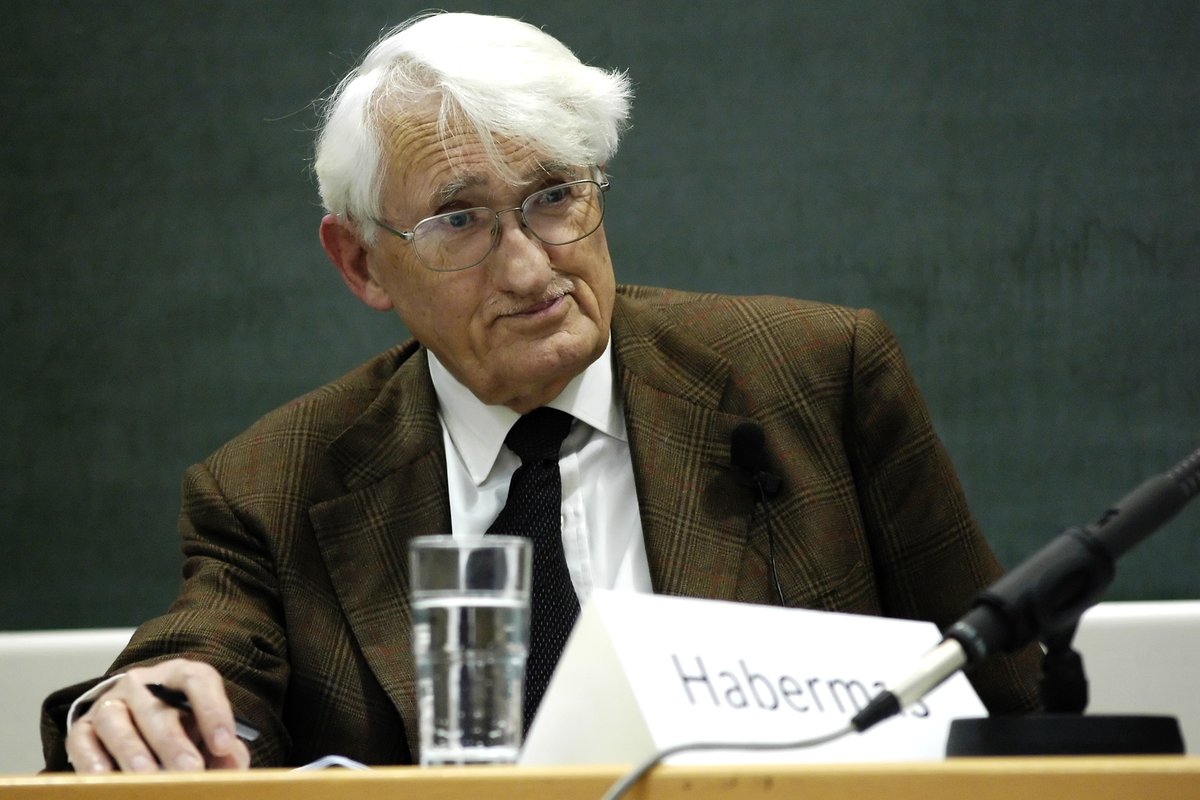Jürgen Habermas, twórca etyki dyskursu, podczas dyskusji (2008) · źródło: Wolfram Huke, Wikimedia Commons, CC BY-SA 3.0