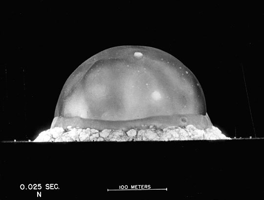 Kula ognista próby Trinity, 25 ms po detonacji (16 lipca 1945) — pierwszy wybuch jądrowy i graniczny przypadek etyki nauki · źródło: U.S. Government (Defense Threat Reduction Agency), Wikimedia Commons, domena publiczna