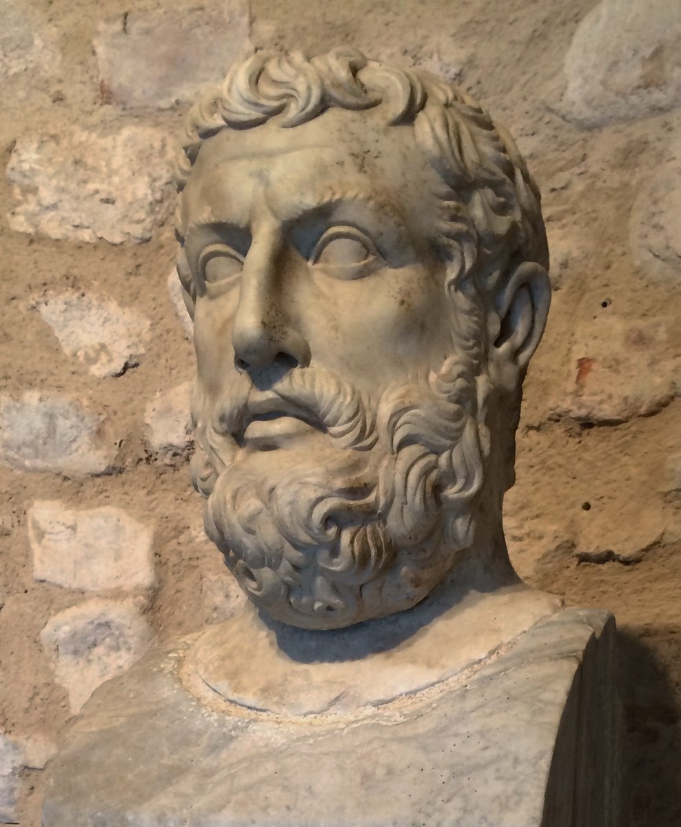 Domniemane popiersie Parmenidesa z Elei, twórcy tezy o jednym i niezmiennym bycie — rzeźba rzymska (I w. n.e.) z parku archeologicznego w Velii, powiązana z bazą noszącą jego imię; identyfikacja postaci jest przez badaczy uznawana za niepewną · źródło: Sergio Spolti, Wikimedia Commons, CC BY-SA 4.0