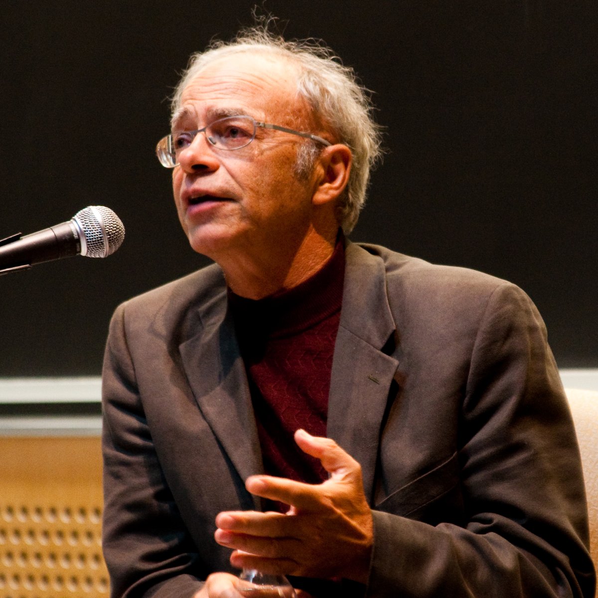 Peter Singer, przedstawiciel utylitaryzmu preferencji i etyki globalnej, podczas wykładu · źródło: Joel Travis Sage, Wikimedia Commons, CC BY 3.0
