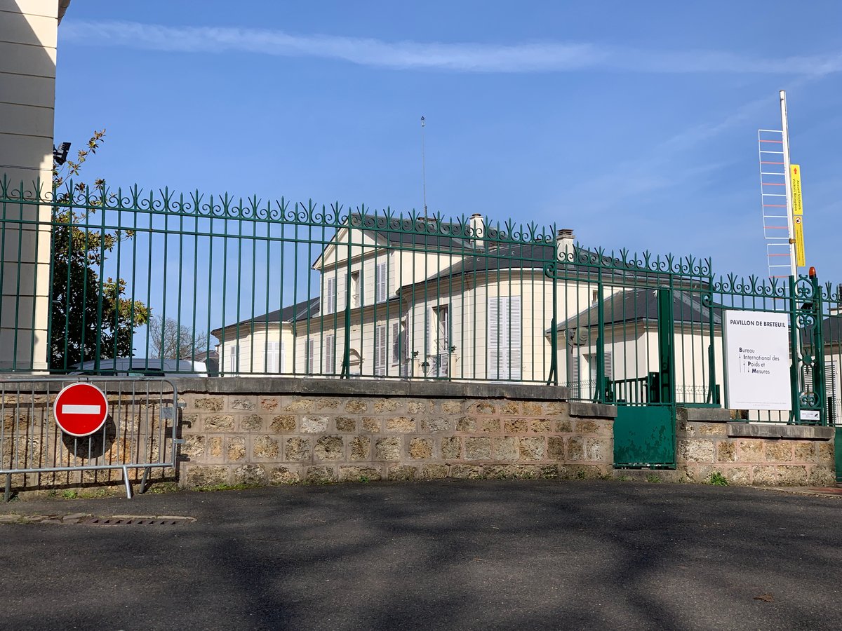 Pavillon de Breteuil pod Paryżem — siedziba Międzynarodowego Biura Miar (BIPM), które czuwa nad spójnością układu SI na całym świecie. · źródło: Chabe01, Wikimedia Commons, CC BY-SA 4.0