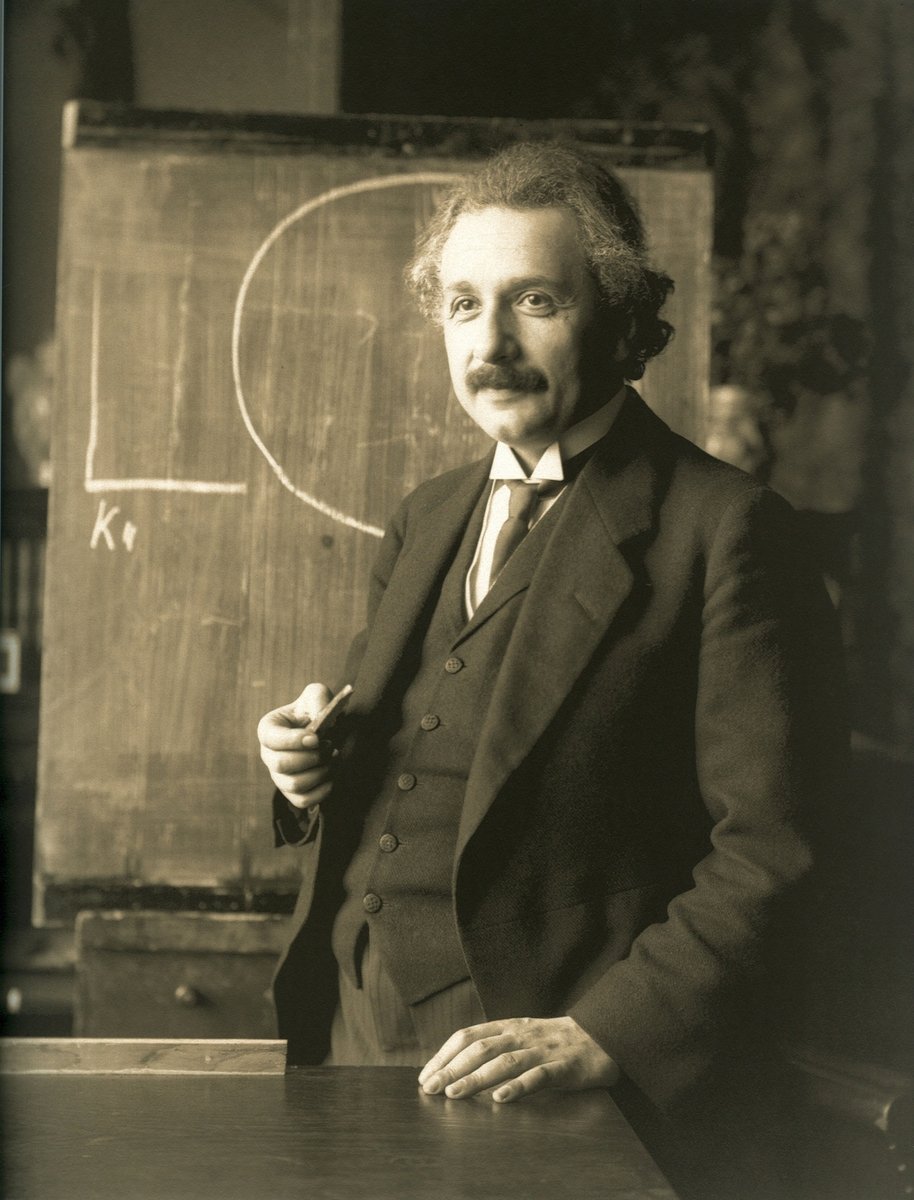 Albert Einstein (Wiedeń, 1921) — autor szczególnej teorii względności i związku E = mc², z którego wynika, że nawet maleńka masa kryje ogromną energię. · źródło: Ferdinand Schmutzer, Wikimedia Commons, domena publiczna