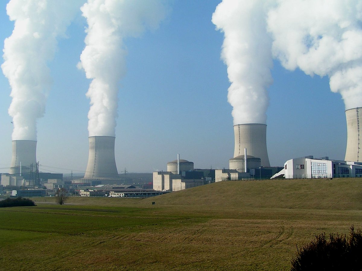 Elektrownia jądrowa Cattenom (Francja): ciepło z kontrolowanego rozszczepienia wytwarza parę napędzającą turbiny; z chłodni kominowych unosi się para wodna, nie spaliny. · źródło: Stefan Kühn, Wikimedia Commons, CC BY-SA 3.0