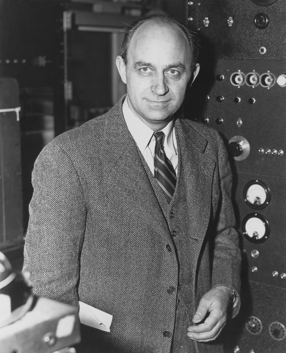 Enrico Fermi — fizyk, którego imię nosi metoda szybkiego szacowania rzędu wielkości („rachunek Fermiego"). · źródło: U.S. Department of Energy, Wikimedia Commons, domena publiczna