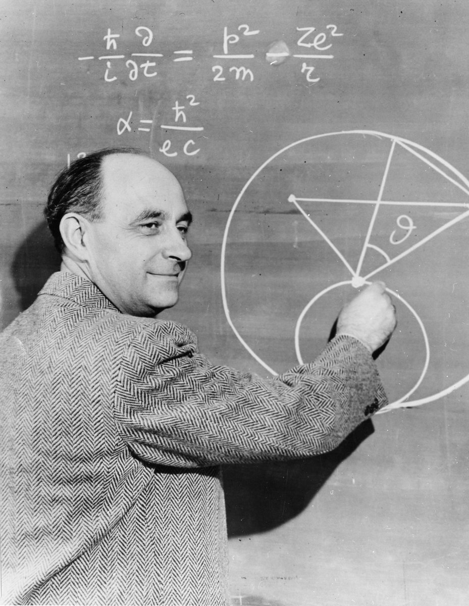 Fermi przy tablicy. Trudny problem rozbijał na proste kroki, z których każdy potrafił oszacować — i tak dochodził do sensownego wyniku. · źródło: Smithsonian Institution, Wikimedia Commons, domena publiczna
