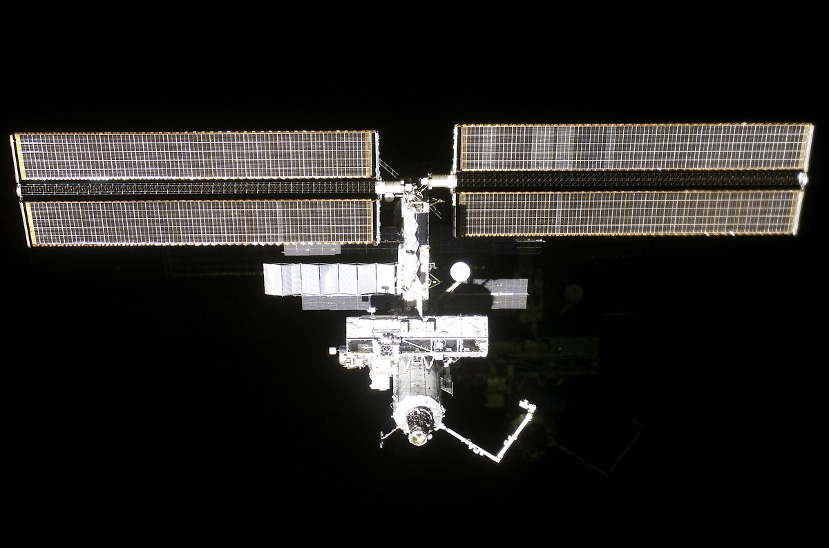 Międzynarodowa Stacja Kosmiczna na orbicie okołoziemskiej (ok. 400 km) — satelita poruszający się z prędkością orbitalną ok. 7,7 km/s, bliską I prędkości kosmicznej, utrzymywany przez grawitację jako siłę dośrodkową. · źródło: NASA, Wikimedia Commons, domena publiczna