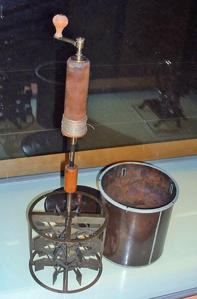 Aparat Joule'a (1845) — spadające ciężarki obracają mieszadło w wodzie, podgrzewając ją. Dowiódł, że praca mechaniczna i ciepło to dwa sposoby przekazu tej samej energii. · źródło: Gaius Cornelius, Wikimedia Commons, domena publiczna
