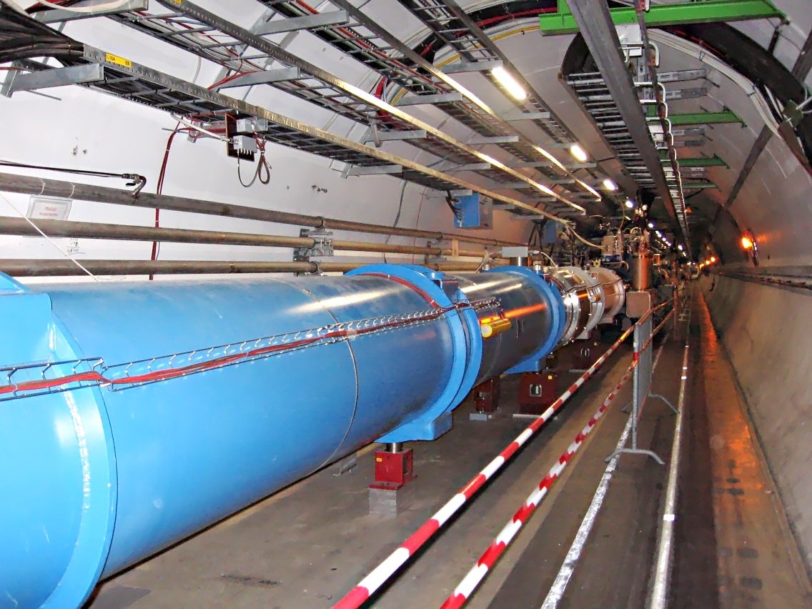 Tunel Wielkiego Zderzacza Hadronów (LHC) w CERN: cząstki rozpędza się tu do prędkości bardzo bliskich prędkości światła, lecz nigdy jej nie osiągających — im bliżej c, tym więcej energii potrzeba. · źródło: Julian Herzog, Wikimedia Commons, CC BY-SA 3.0