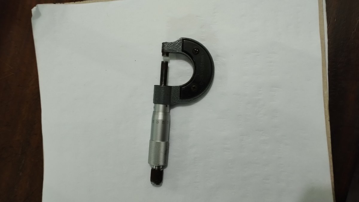 Śruba mikrometryczna (mikrometr) — pozwala mierzyć z dokładnością do 0,01 mm. Wynik zapisujemy z liczbą cyfr znaczących odpowiadającą tej dokładności. · źródło: Al Riaz Uddin, Wikimedia Commons, CC BY-SA 4.0