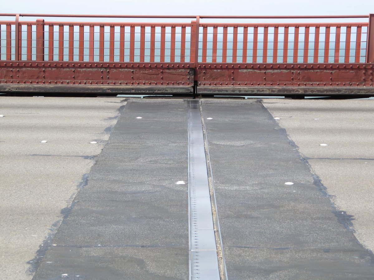 Szczelina dylatacyjna na moście Golden Gate — zostawiona celowo, by konstrukcja mogła się swobodnie rozszerzać i kurczyć ze zmianą temperatury. · źródło: Michiel1972, Wikimedia Commons, CC BY-SA 3.0