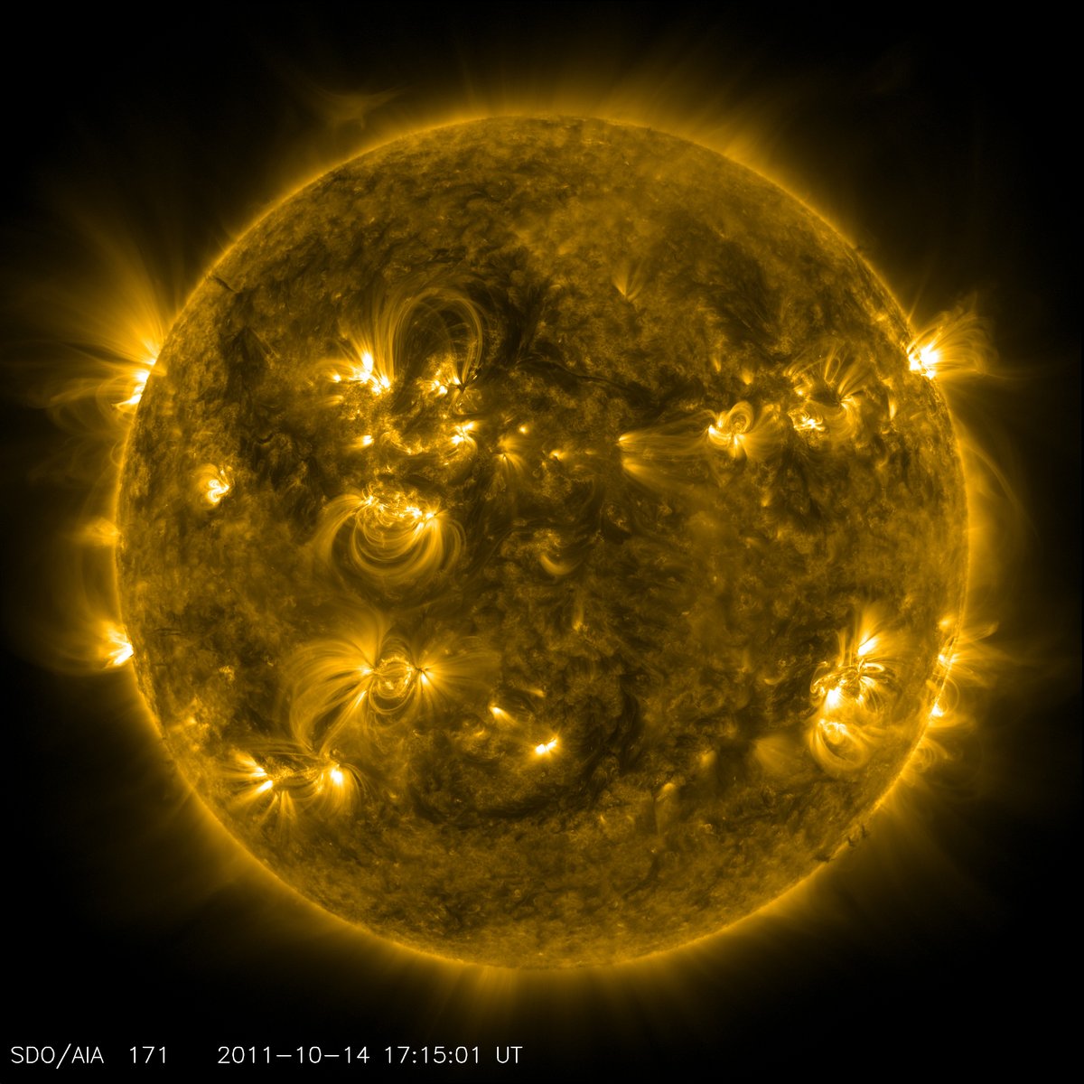 Słońce sfotografowane przez Solar Dynamics Observatory (NASA): w jego wnętrzu wodór łączy się w hel (fuzja), a uwalniana energia (z deficytu masy, E = Δm·c²) zasila promieniowanie gwiazdy. · źródło: NASA Goddard, Wikimedia Commons, CC BY 2.0