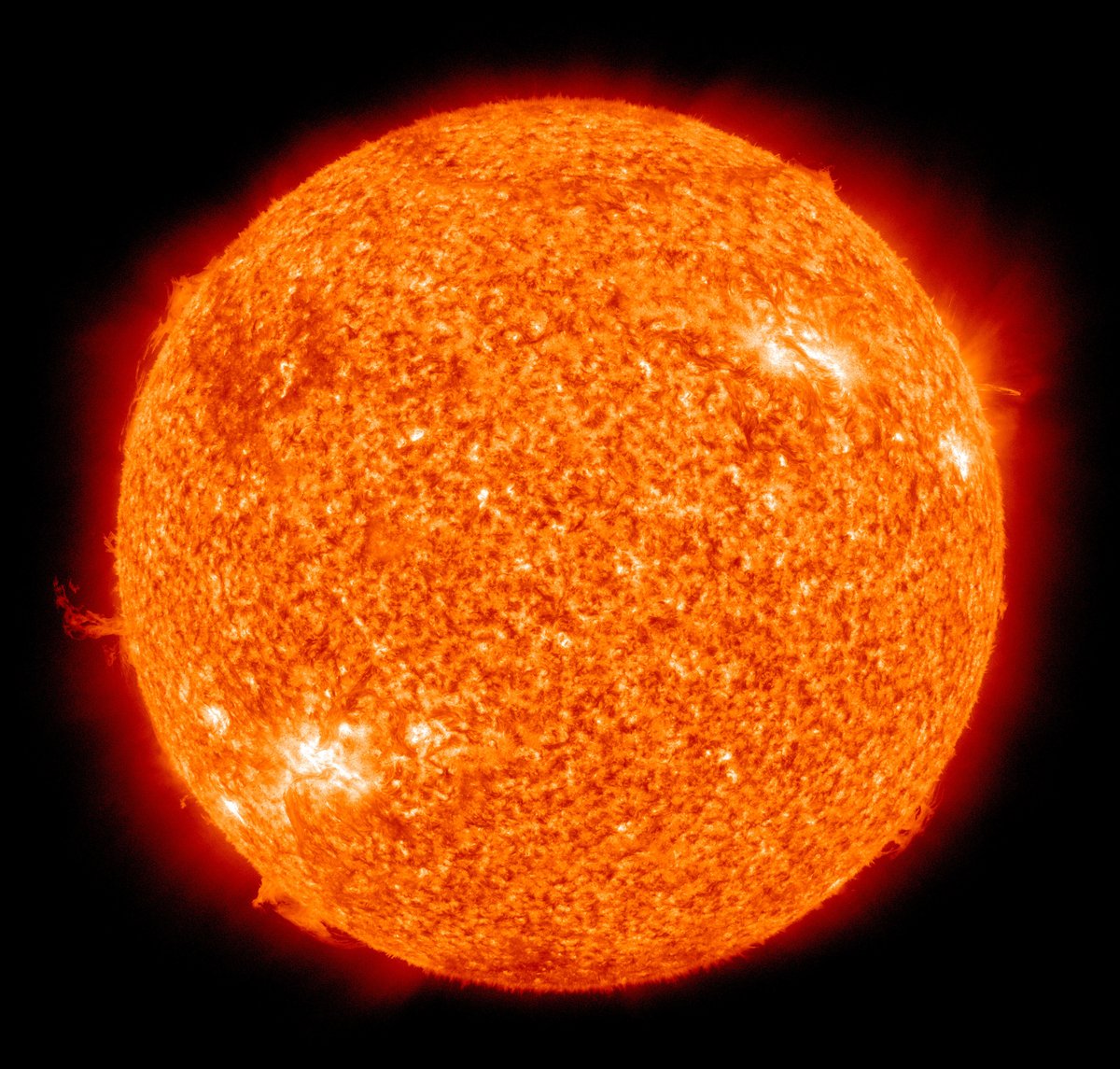 Słońce sfotografowane w ultrafiolecie przez Solar Dynamics Observatory NASA — gwiazda, wokół której krąży Układ Słoneczny. · źródło: NASA / SDO, Wikimedia Commons, domena publiczna
