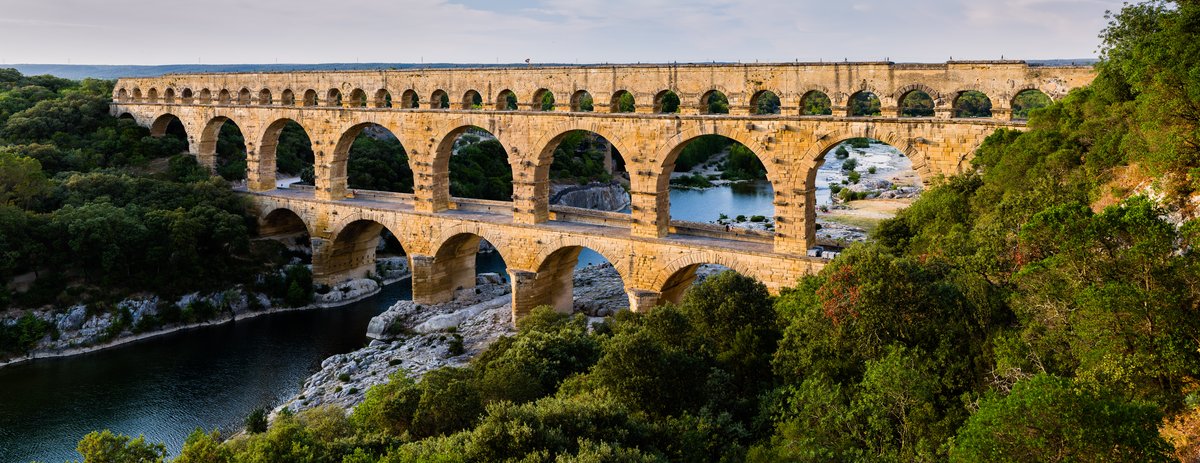 Akwedukt Pont du Gard (Francja) — rzymski most wodny. Akwedukty doprowadzały wodę do miast na wiele kilometrów dzięki precyzyjnie obliczonemu, łagodnemu spadkowi. · źródło: Benh Lieu Song, Wikimedia Commons, CC BY-SA 3.0