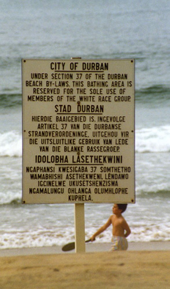 Tablica segregacyjna w RPA (Durban, 1989) rezerwująca plażę „tylko dla białych”. Apartheid był systemem prawnej segregacji rasowej, obalonym dopiero w latach 90. · źródło: Guinnog, Wikimedia Commons, CC BY-SA 3.0
