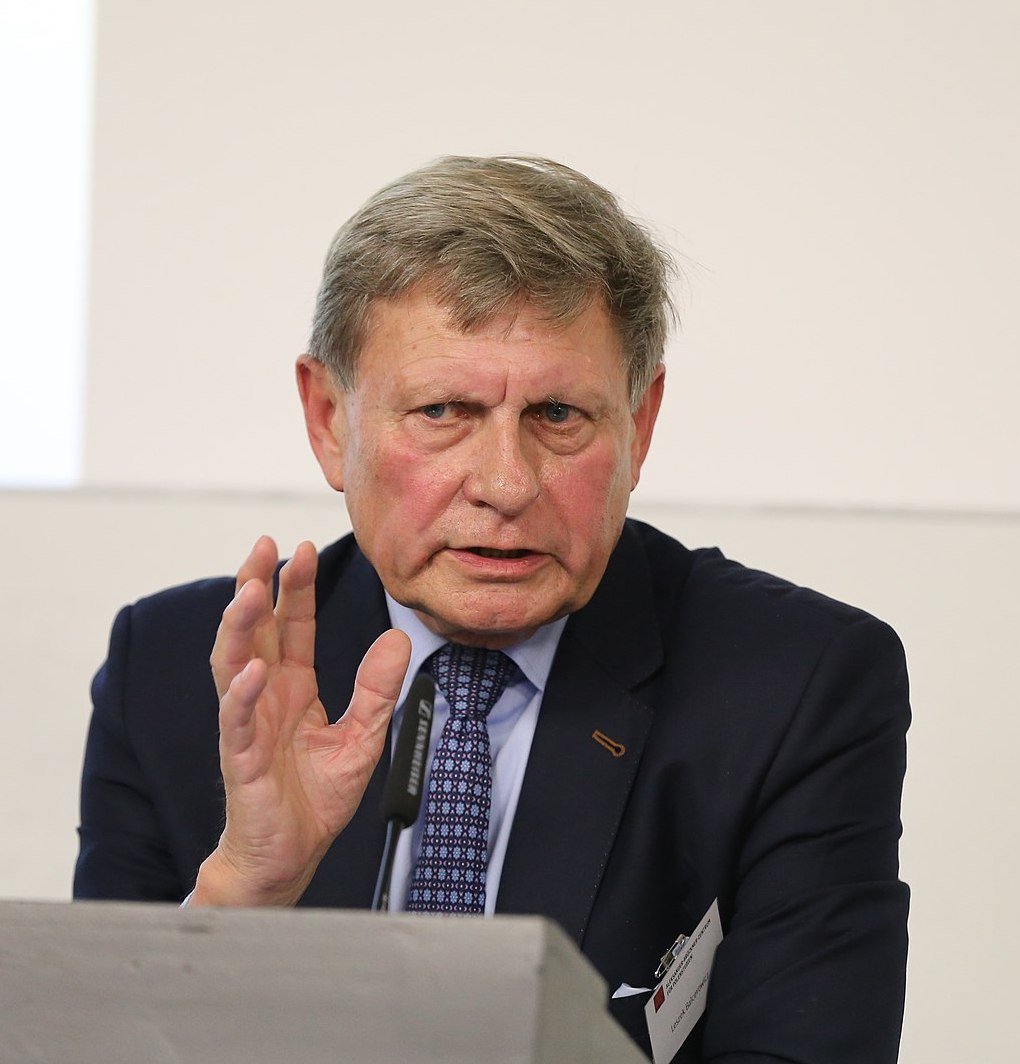 Leszek Balcerowicz — twórca planu szybkich reform rynkowych po 1989 r. „Terapia szokowa” przekształciła gospodarkę nakazową w wolnorynkową, kosztem bezrobocia i trudów. · źródło: Ralf Lotys, Wikimedia Commons, CC BY 4.0