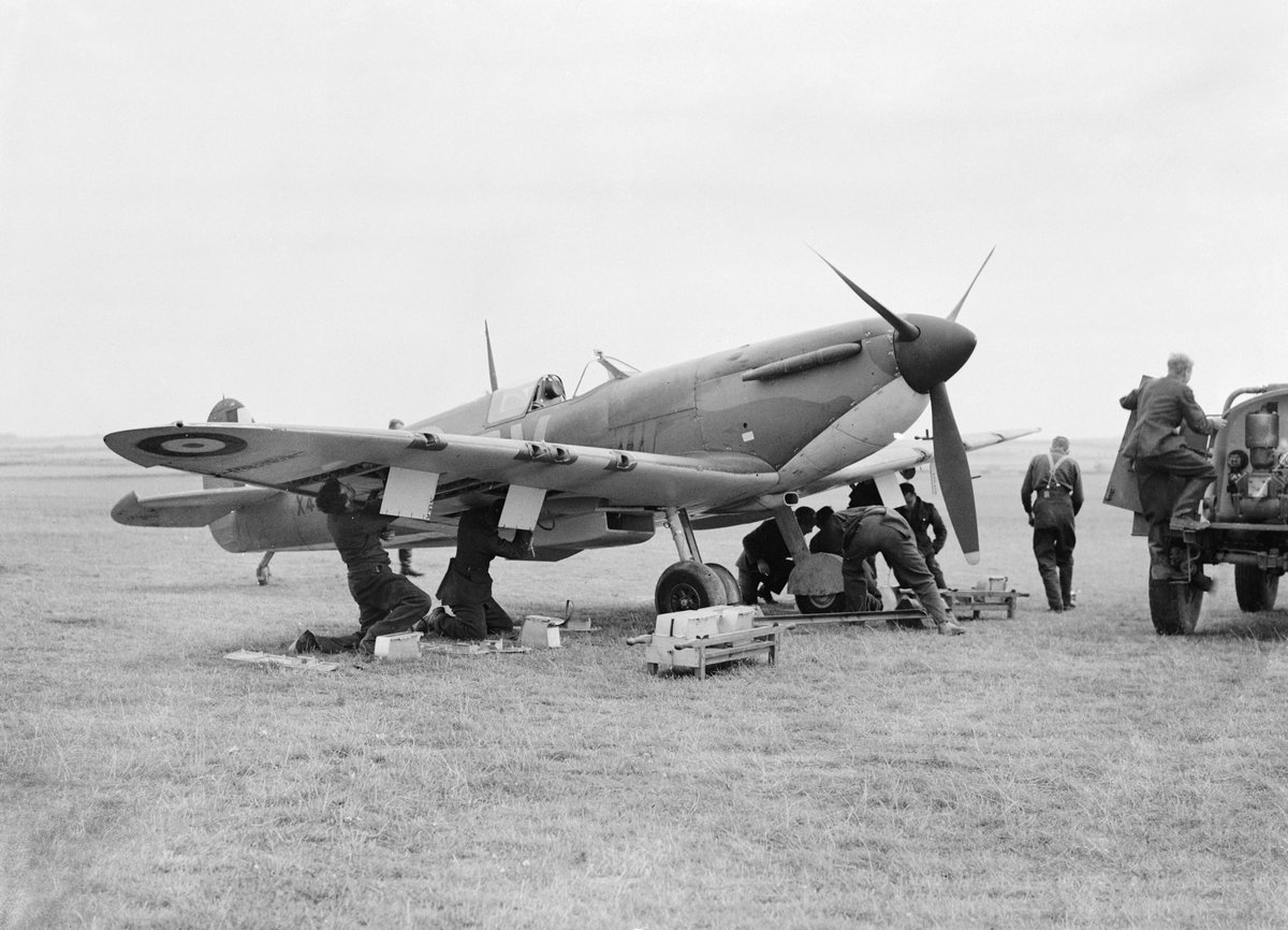 Uzbrajanie myśliwca Spitfire między lotami, wrzesień 1940. W bitwie o Anglię brytyjskie RAF (z udziałem polskich pilotów) odparło niemieckie naloty. · źródło: Stanley Devon, Wikimedia Commons, domena publiczna