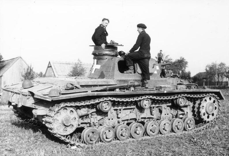 Niemieckie czołgi Panzer III w Polsce, wrzesień 1939. Blitzkrieg — „wojna błyskawiczna” — łączył szybkie czołgi, lotnictwo i piechotę zmotoryzowaną. · źródło: Bundesarchiv, Wikimedia Commons, CC BY-SA 3.0 DE