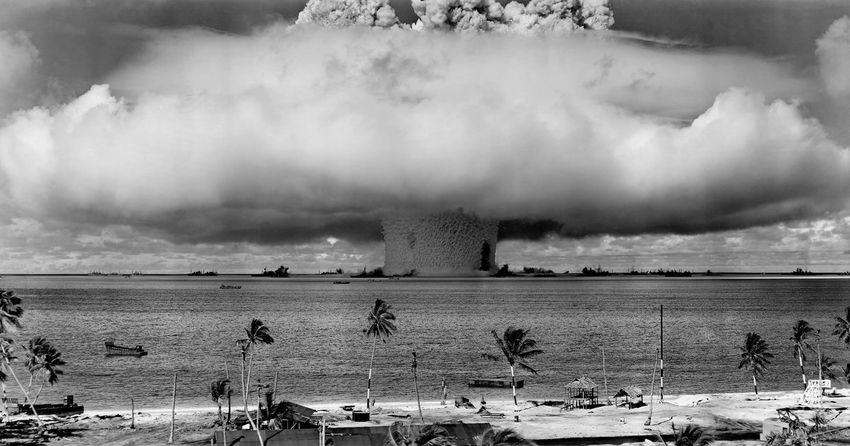 Próbny wybuch bomby atomowej (atol Bikini, 1946). Zimna wojna napędzała wyścig zbrojeń jądrowych — USA i ZSRR gromadziły arsenały zdolne zniszczyć świat. · źródło: US Department of Defense, Wikimedia Commons, domena publiczna