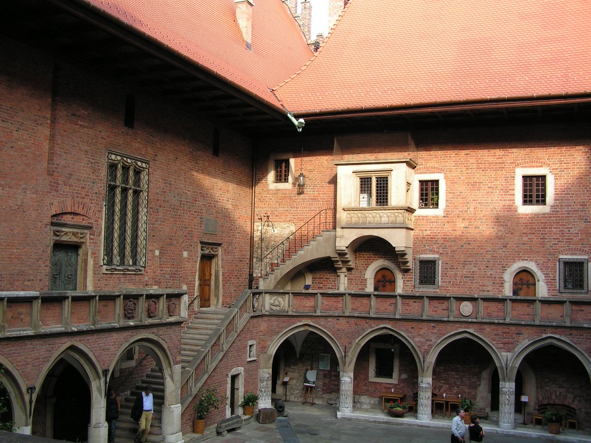 Dziedziniec Collegium Maius — najstarszy budynek Akademii Krakowskiej, odnowionej w 1400 r. z fundacji królowej Jadwigi. Tu kształcili się m.in. Mikołaj Kopernik. · źródło: Cancre, Wikimedia Commons, CC BY-SA 3.0
