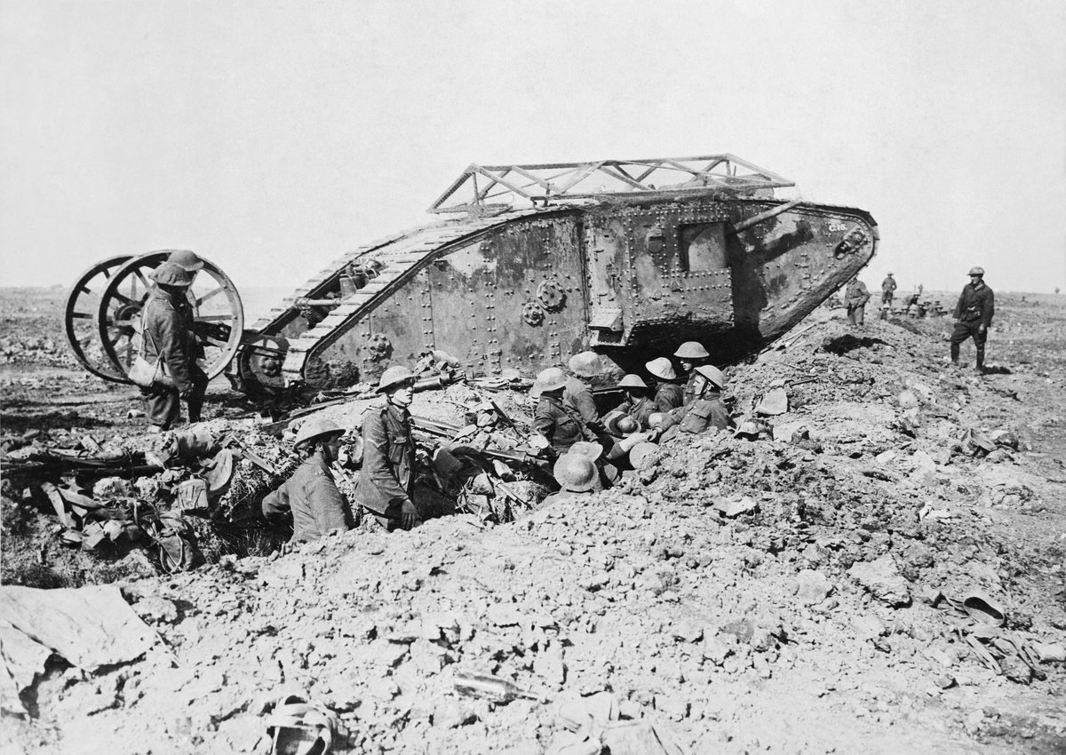 Brytyjski czołg Mark I nad Sommą (wrzesień 1916) — debiut czołgów na polu bitwy. I wojna przyniosła czołgi, gazy bojowe, lotnictwo i broń maszynową. · źródło: Ernest Brooks, Wikimedia Commons, domena publiczna