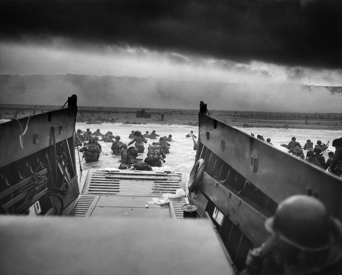 Lądowanie aliantów w Normandii, 6 czerwca 1944 („D-Day”). Otwarcie drugiego frontu na zachodzie przyspieszyło klęskę III Rzeszy. · źródło: Robert F. Sargent, Wikimedia Commons, domena publiczna