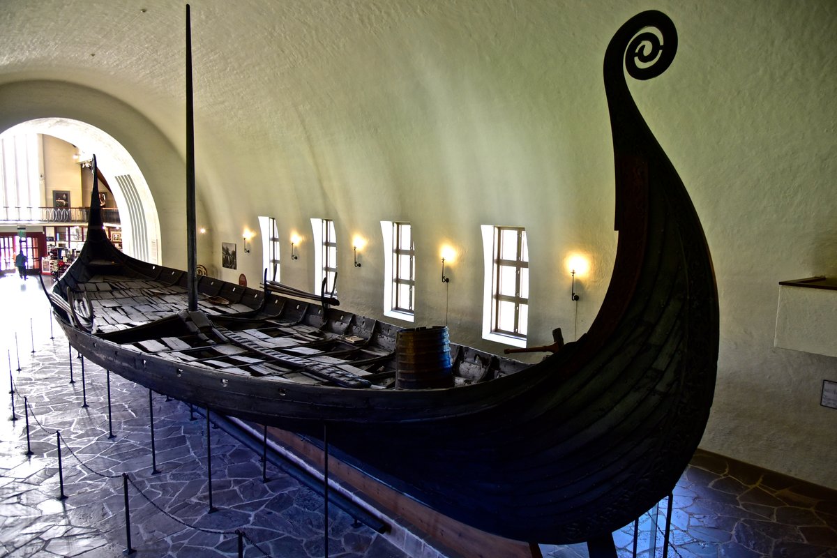 Statek wikiński z Oseberg (ok. 834 r.) w muzeum w Oslo. Smukłe, zwrotne drakkary pozwoliły wikingom na dalekie wyprawy handlowe, kolonizacyjne i łupieżcze. · źródło: Larry Lamsa, Wikimedia Commons, CC BY 2.0