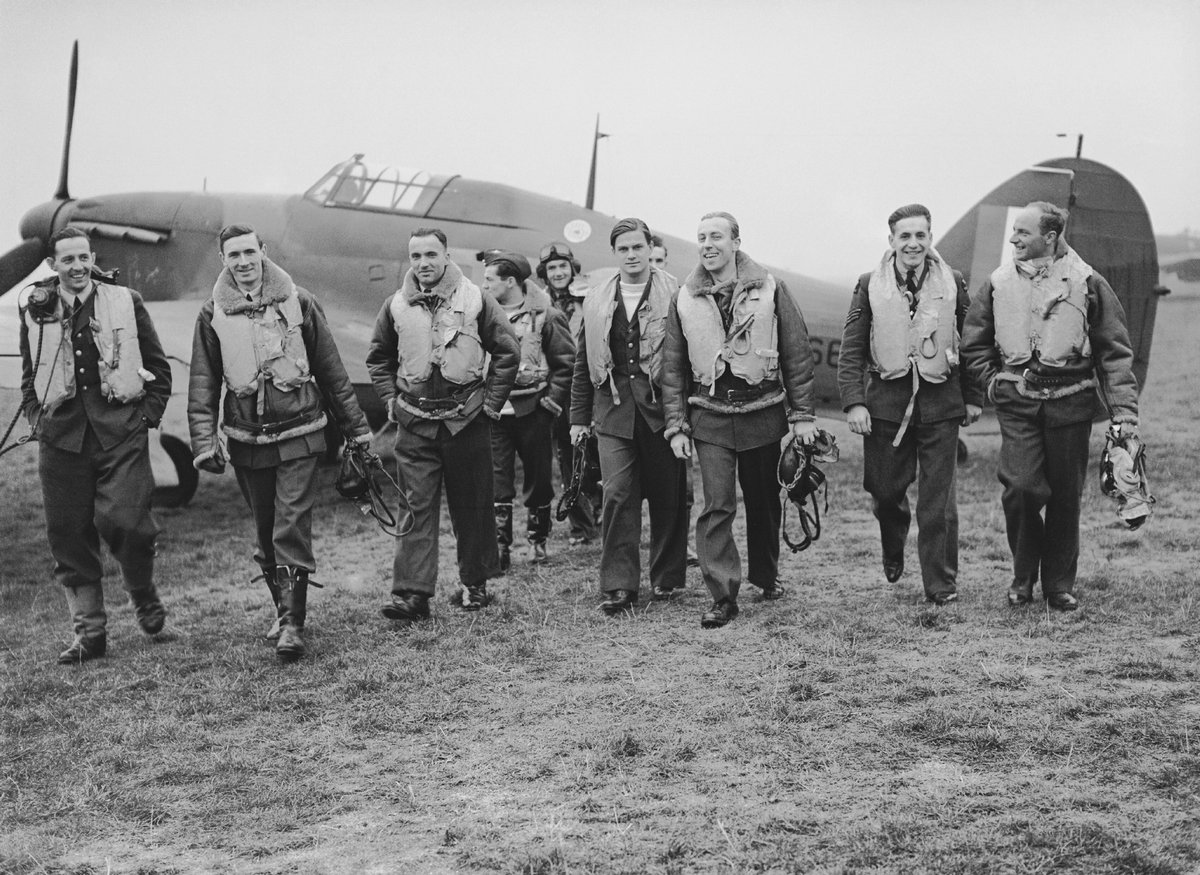 Piloci Dywizjonu 303 przy myśliwcu Hawker Hurricane, październik 1940. Polski dywizjon był jednym z najskuteczniejszych w bitwie o Anglię. · źródło: Stanley Devon, Wikimedia Commons, domena publiczna