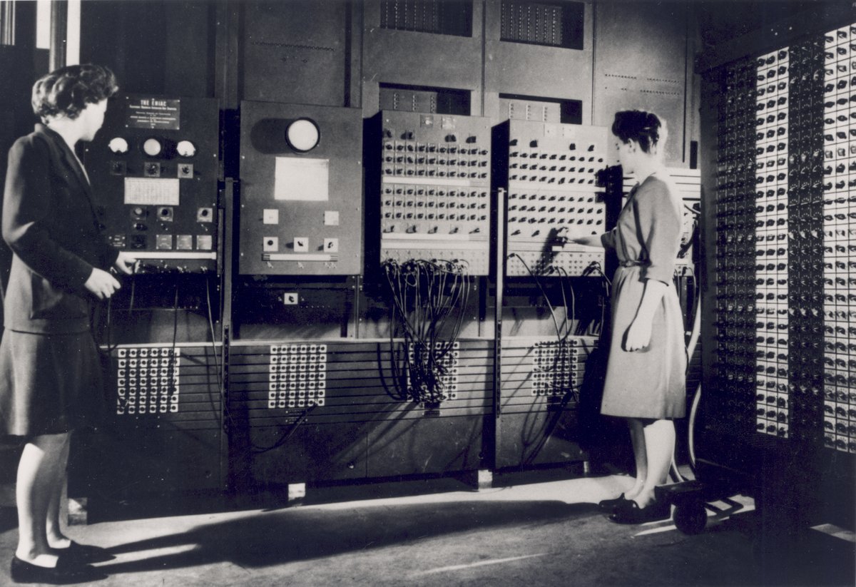 Komputer ENIAC (1946) obsługiwany przez programistki. Rewolucja naukowo-techniczna — komputery, automatyzacja, później internet — przeobraziła gospodarkę i codzienność. · źródło: US Army, Wikimedia Commons, domena publiczna