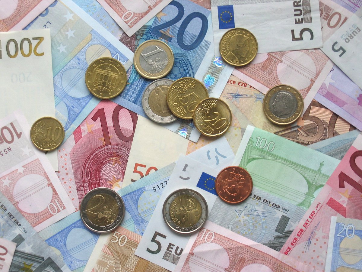 Banknoty i monety euro. Wspólna waluta, wprowadzona w 2002 r., stała się jednym z najsilniejszych symboli integracji europejskiej. · źródło: Avij, Wikimedia Commons, domena publiczna